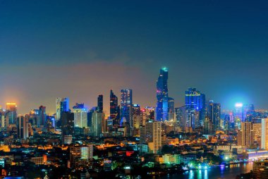 Sathorn, Bangkok şehir merkezinde hava görünümünü. Finans bölgesine ve iş merkezleri Asya akıllı kentsel City. Gece gökdelen ve yüksek katlı binalar. Tayland