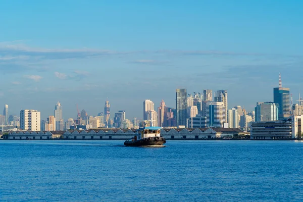 Ein Schiff Chao Phraya Fluss Bangkok Stadtzentrum Finanzbezirk Und Geschäftszentren — Stockfoto