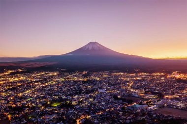 Fujikawaguchiko, Yamanashi içinde gün batımında Fuji Dağı havadan görünümü. Kentsel city, Japonya. Peyzaj mimarisi binalarla