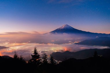 Sis veya sis Fujikawaguchiko, Yamanashi sunrise, Fuji Dağı havadan görünümü. Fuji beş göller, Japonya. Tepeler ile manzara