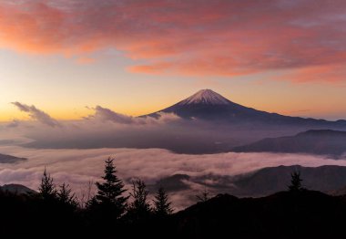 Dağ Fuji hava görünümünü sabah sis veya Fujikawaguchiko, Yamanashi, Japonya sunrise sis. Tepeler ile manzara.