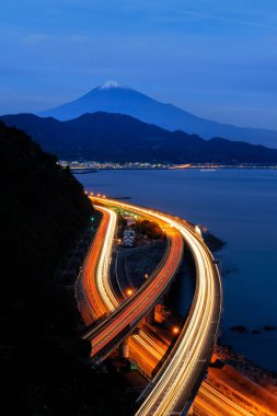 Havadan görünümü dağ Fuji hızlı yolu ile Shizuoka geceleri yollar. Fuji beş göller, Japonya. Tepeler ile manzara.