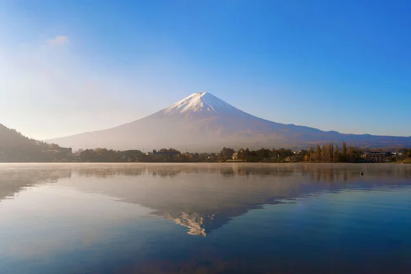 ภาพสะท้อนของภูเขาไฟฟูจิที่มีท้องฟ้าสีฟ้าที่พระอาทิตย์ขึ้นใกล้กับฟูจิ F — ภาพถ่ายสต็อก