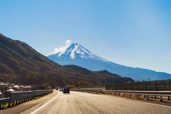 在交通理念上 秋日叶走向富士山和道路 在日本的树与蓝天背景 — 图库照片