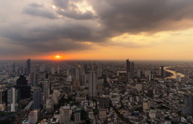 Bangkok şehir merkezinde güneş hava görünümünü Chao Phraya Nehri'nin. Finans bölgesine ve iş merkezleri Asya akıllı kentsel City. Gün batımında gökdelen ve yüksek katlı binalar.