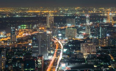 Bangkok şehir merkezindeki Sathorn 'un hava manzarası. Finansal bölge ve Asya 'nın akıllı kentsel kentindeki iş merkezleri. Geceleri gökdelen ve yüksek binalar.