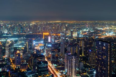 Bangkok şehir merkezindeki Sathorn 'un hava manzarası. Finansal bölge ve Asya 'nın akıllı kentsel kentindeki iş merkezleri. Geceleri gökdelen ve yüksek binalar.