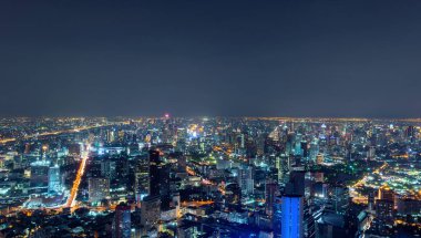 Bangkok şehir merkezindeki Sathorn 'un hava manzarası. Finansal bölge ve Asya 'nın akıllı kentsel kentindeki iş merkezleri. Geceleri gökdelen ve yüksek binalar.