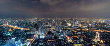 Bangkok şehir merkezindeki Sathorn 'un hava manzarası. Finansal bölge ve Asya 'nın akıllı kentsel kentindeki iş merkezleri. Geceleri gökdelen ve yüksek binalar.