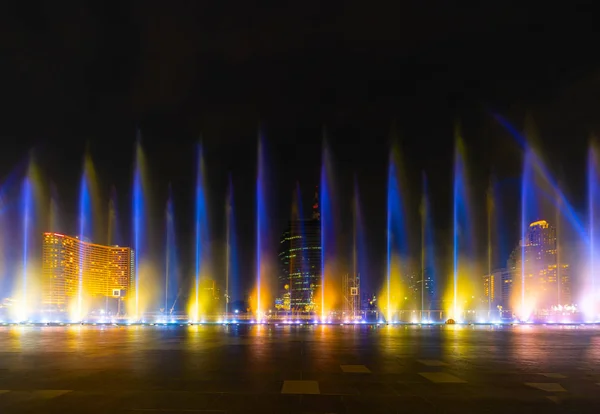 Luzes Coloridas Com Fonte Embaçada Show Água Fundo Preto Cidade — Fotografia de Stock