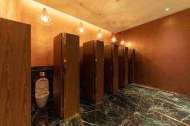 Umumi tuvalet. Erkekler tuvaletinin kapıları restoranda ya da otelde ya da alışveriş merkezinde, boş iç dekorasyon tasarımı