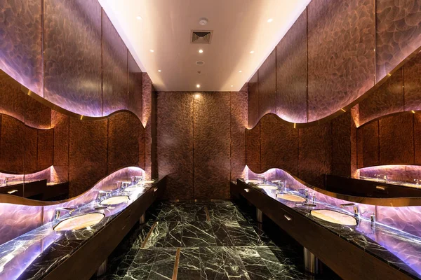 Fila Mármol Moderno Futurista Lavabo Cerámica Inodoro Público Baño Restaurante —  Fotos de Stock