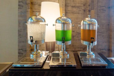 Otel içecekler dağıtıcılar. Su soğutucu seminer için self servis bir kahvaltı bar konukları için içme suyu, Guava ve portakal suyu.