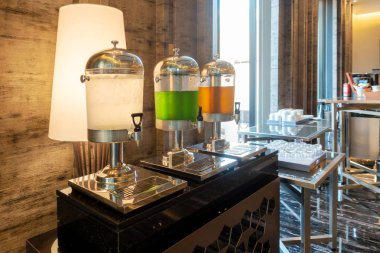 Otel içecekler dağıtıcılar. Su soğutucu seminer için self servis bir kahvaltı bar konukları için içme suyu, Guava ve portakal suyu.