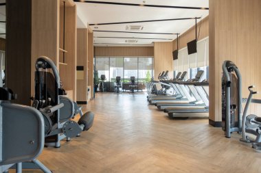 Spor salonu ekipman dekorasyonu ile modern bir fitness merkezi. iç tasarım arka plan