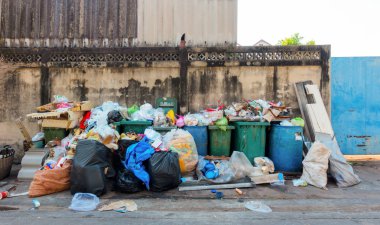 Büyük çöplüğü, plastik torbalar ve çöp kovaları Bangkok şehir, Tayland çevre kirliliği kavramı kentsel alanda bir duvarının yakınında farklı yığını