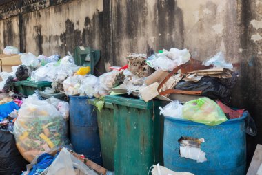 Yığın büyük çöplüğü, plastik torbalar, farklı türde bir
