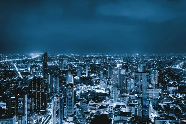 泰国曼谷市中心沙吞鸟鸟图 亚洲智慧城市的金融区和商业中心 晚上的摩天大楼和高层建筑 — 图库照片