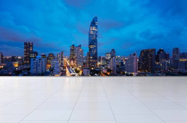 Sathorn adlı gökdelen ve yüksek katlı binalar ile fayans döşeme, gece, Tayland Bangkok şehir merkezinde. Finans bölgesine ve iş merkezleri Asya akıllı kentsel City.