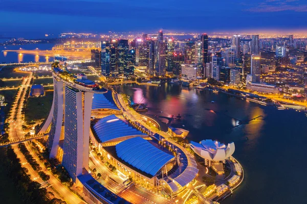 マリーナ ベイ地区のダウンタウン シンガポール市内の空撮 夜の金融地区と高層ビル建物 — ストック写真