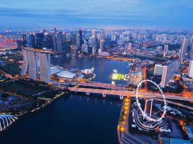 Şehir merkezindeki Singapur şehir Marina Bay Bölgesi'nde hava görünümünü. Finans bölgesine ve gökdelen binalar gece