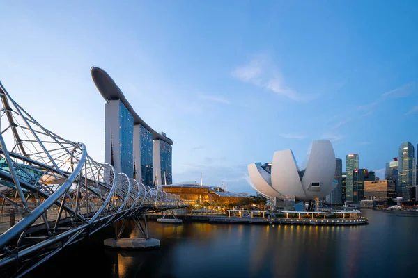 ベイエリアのダウンタウン シンガポールのマリーナ サンズと螺旋橋 青空と金融地区 高層ビル建物 — ストック写真