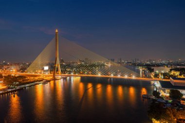 Rama 8 köprü ve yapısındaki süspansiyon mimari konsepti, kentsel şehir Bangkok Chao Phraya Nehri. Kent merkezinde gece, Tayland.