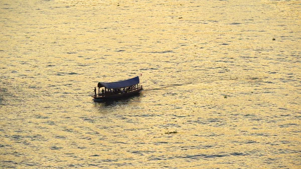 泰国曼谷市日落时在 Chao Phraya 河上的游船或小船 — 图库照片