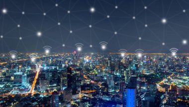 WiFi ya da kablosuz işaret ve ağ bağlantı hatları Sathorn, Bangkok şehir, Tayland. Akıllı kentsel şehir Asya finansal bölgesinde. Gece gökdelen ve yüksek katlı binalar.