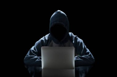 Siyah arka plan ile bir bilgisayar monitörü arka plan matris, sayısal veri kod güvenlik teknoloji kavramı içinde izole bir dizüstü bilgisayarda yazarak hacker. Anonim