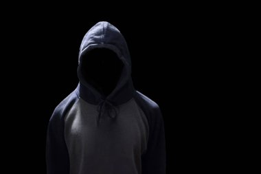 Hacker üzerinde izole siyah arka plan ayakta. İnsan güvenliği güvenlik bilgisayar teknoloji kavramı içinde anonim. Anonim