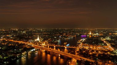 Beyaz Prayoon Pagoda, Memorial Köprüsü ve Phra Pok Klao Köprüsü. Geceleri Chao Phraya Nehri 'nin kıvrımları ve binaları. Şehir merkezi, Bangkok, Tayland.