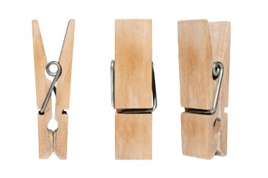 Beyaz arka plan üzerinde izole dekoratif ahşap clothespins kümesi