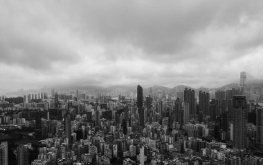 Hong Kong daireler cityscape arka planda, binalar Sham Shui Po bölgesinde hava görünümünü siyah beyaz görüntü. Asya akıllı şehirde bir yerleşim bölgesi.