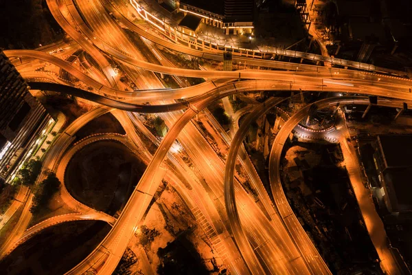 Luchtfoto van de snelweg kruispunten in de nacht. Bruggen, wegen, of st — Stockfoto