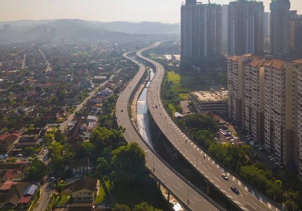 Kuala Lumpur Şehir merkezinde, Malezya ve Karayolları yol havadan görünümü — Stok fotoğraf