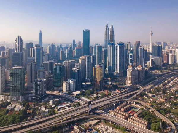 Vista aérea del centro de Kuala Lumpur, Malasia y carretera —  Fotos de Stock