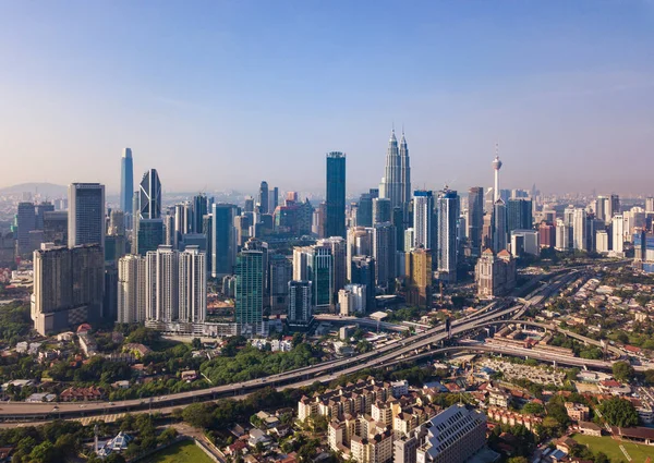 Kuala Lumpur Şehir merkezinde, Malezya ve Karayolları yol havadan görünümü — Stok fotoğraf