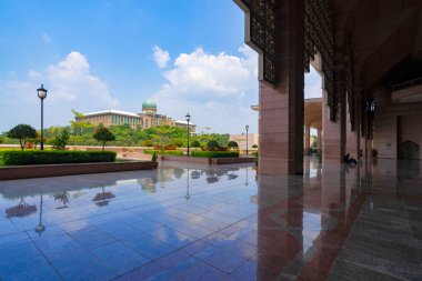 Putrajaya Gölü, Putrajaya, en ünlü kurulmasını Putra Camii