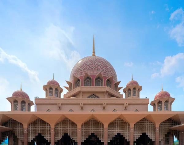Putra mesquita em Putrajaya Lake, Putrajaya, O mais famoso touri — Fotografia de Stock