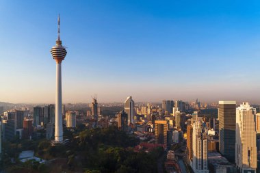 Menara Kuala Lumpur günbatımı gökyüzü kule. Kuala havadan görünümü 