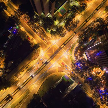 Hava yolu kavşak şekil mektup görünümünü gece çapraz x. 