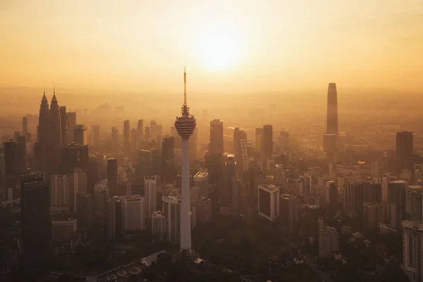 Menara Kuala Lumpur güneş kulesi. Kuala Lum havadan görünümü — Stok fotoğraf