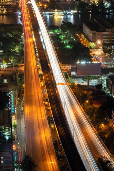 Длительное освещение автомобилей на мосту Таксин в транспортном узле — стоковое фото