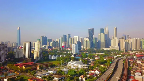 Вид с воздуха на центр Куала-Лумпура, Малайзию и шоссе — стоковое фото