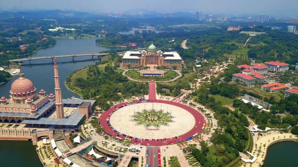 Vista aérea da mesquita de Putra com projeto da paisagem do jardim e posto — Fotografia de Stock