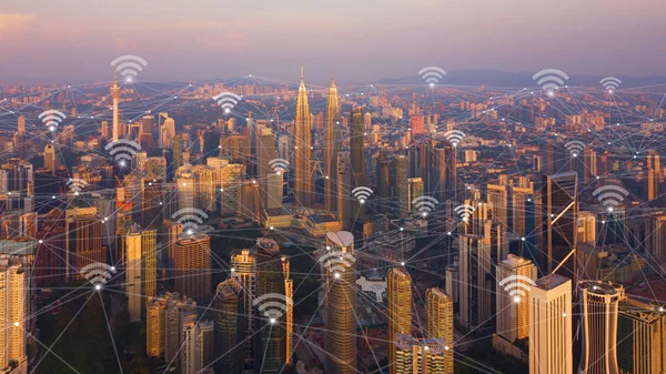数字网络连接线和无线网络图标与吉隆坡 — 图库照片