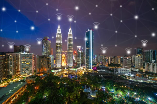 数字网络连接线和无线网络图标与吉隆坡 — 图库照片