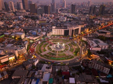 Wongwian Yai dolambaçlı. Otoyolu kavşaklar hava görünümünü. Yollar
