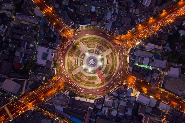Rotonda de Wongwian Yai. Vista aérea de los cruces de carreteras. Carreteras —  Fotos de Stock